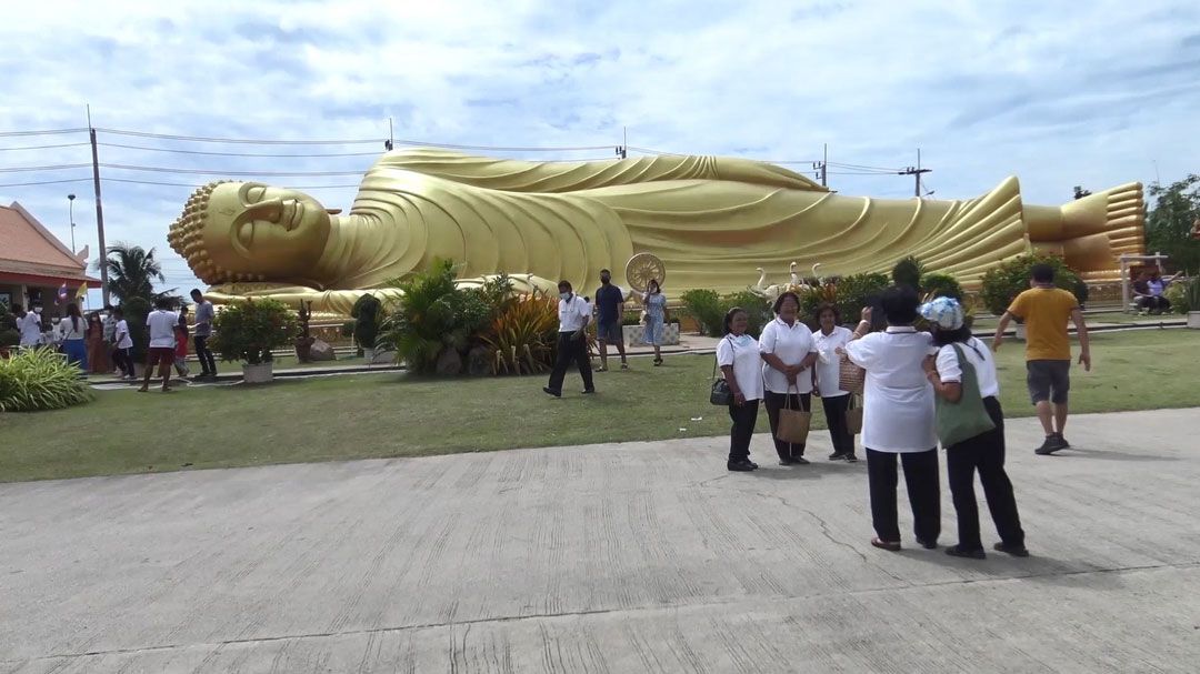 นักท่องเที่ยวไหว้ 'พระนอนวัดแหลมพ้อ'องค์ใหญ่ที่สุดในไทยเพื่อเป็นสิริมงคลวันขึ้นปีใหม่ 68