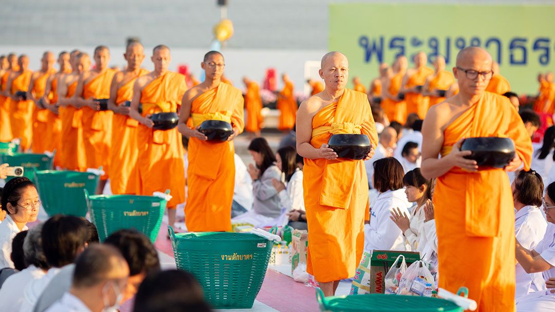 วัดพระธรรมกายตักบาตรพระภิกษุ-สามเณร สร้างบุญเสริมสิริมงคลรับศักราชใหม่