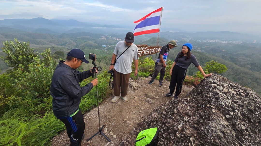 นักท่องเที่ยวทิ้งท้ายหยุดยาวแห่สัมผัสลมหนาวชมทะเลหมอก 2 แผ่นดินไทย-มาเลย์