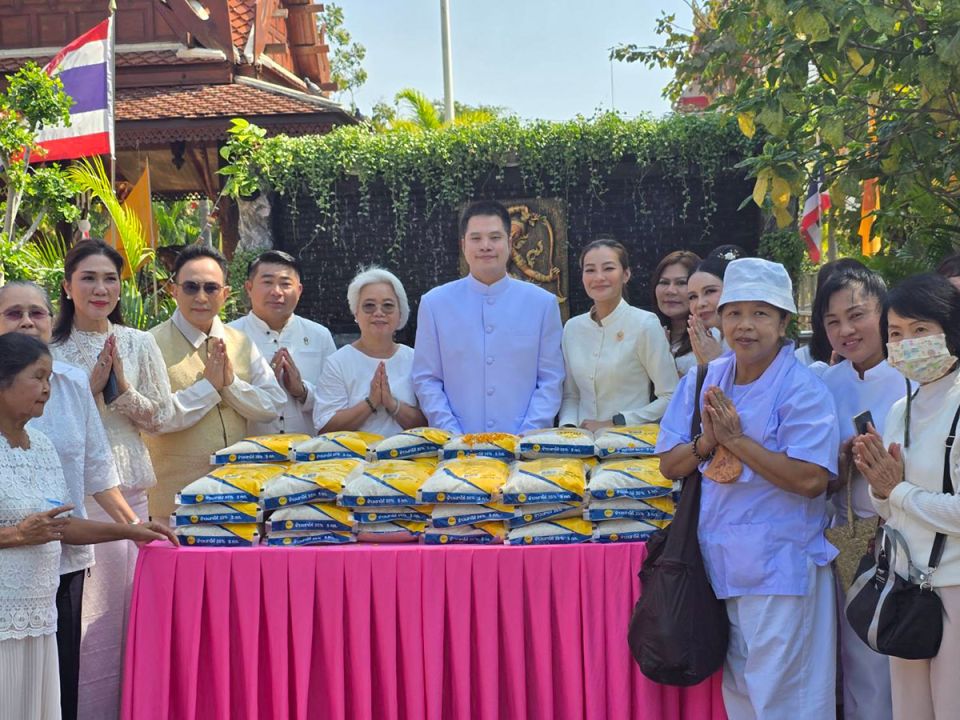 คนบันเทิงสายบุญ ร่วมพิธีบวงสรวง ‘พระแม่ธรณี’ แจกทานที่วัดชมภูเวก จ.นนทบุรี