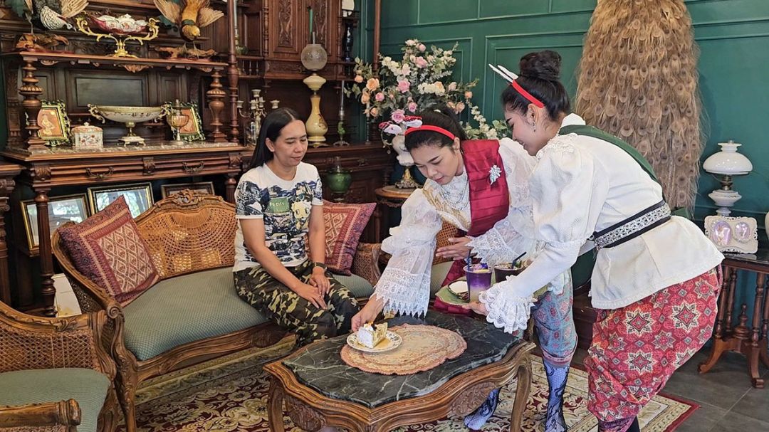 รายงานพิเศษ : จิบกาแฟแลผ้าไทยโบราณ @ ‘ภูษา คาเฟ่’ ฝีมือช่างรุ่นใหม่เมืองเพชรบุรี