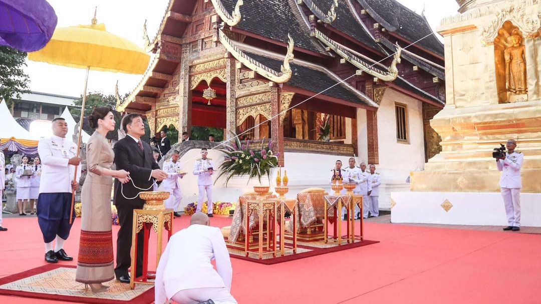 'ในหลวง-พระราชินี'เสด็จฯไปถวายสักการะ พระมหาธาตุประจำปีพระบรมราชสมภพ ณ วัดพระสิงห์