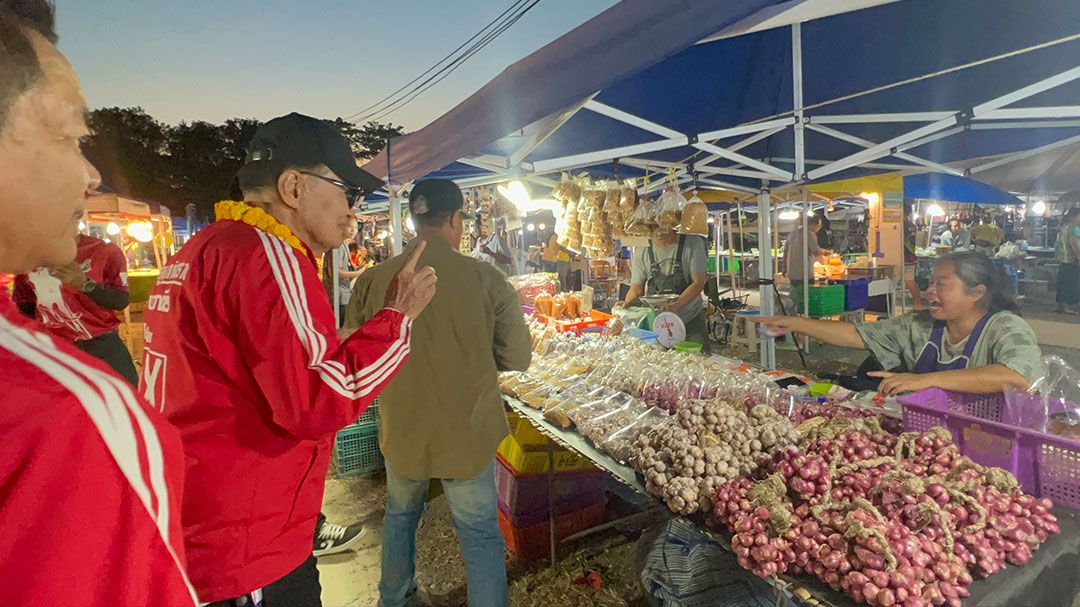 'วิเชียร'นำทีมกลุ่มลูกเมืองตราดหาเสียงที่ตลาดนัด อ้อนกลับไปนั่งนายก อบจ.อีกสมัย