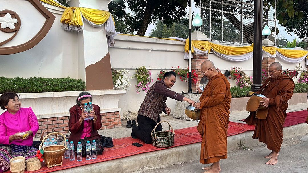 พ่อเมืองเลยชวนนักท่องเที่ยว ใส่บาตรริมกุดป่อง ทุกวันอังคาร สร้างบุญเมื่อมาเยือน