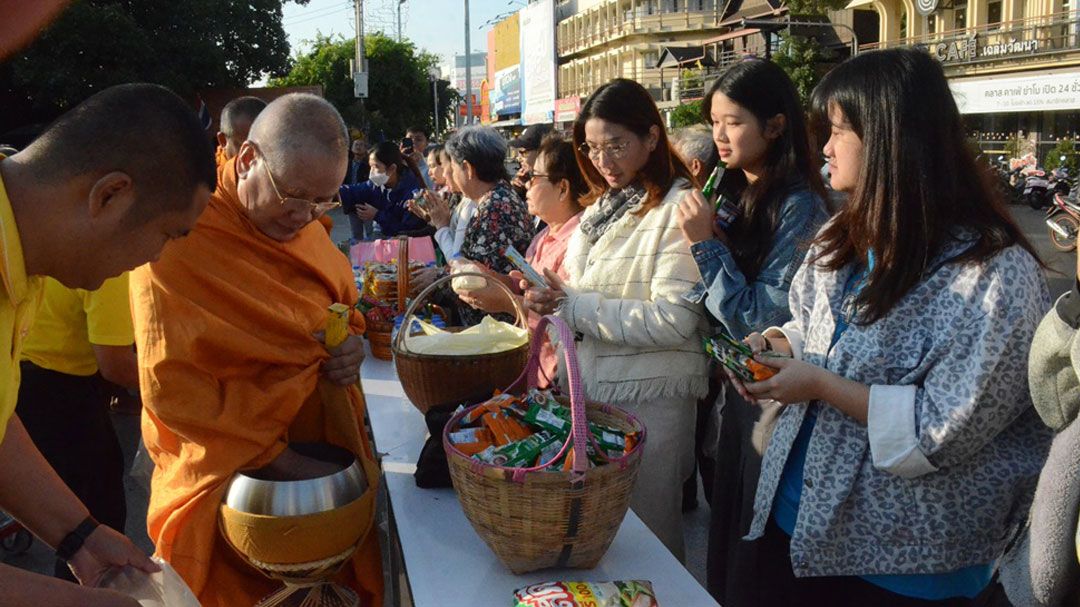 โคราชตักบาตรคณะสงฆ์ธรรมยาตรา 60 รูปพลิกฟื้นคืนพุทธจากสุวรรณภูมิสู่พุทธภูมิ