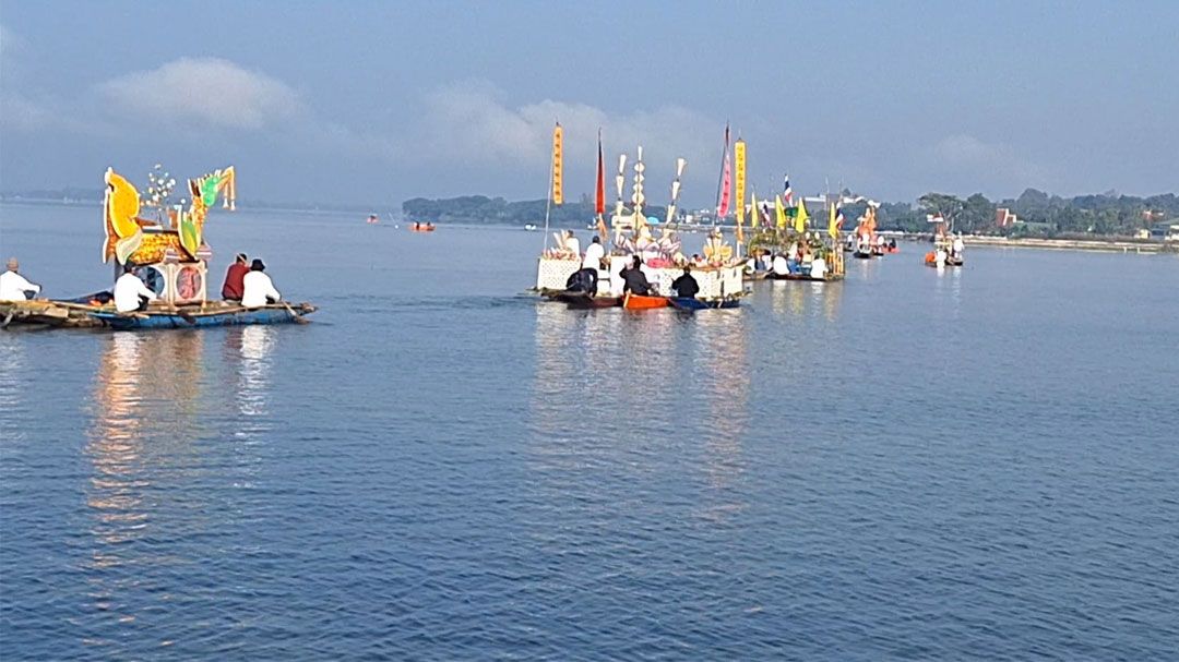 สวยงามอลังการ!! พายเรือแห่ข้าวทิพย์ล่องน้ำกว๊าน ถวายพระเจ้าตนหลวงแบบล้านนา