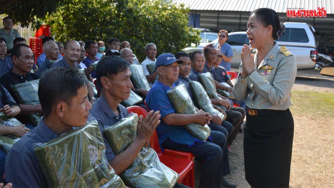 ‘ภัทรพร’พร้อมคณะร่วมมอบผ้าห่มกันหนาวให้ทหารผ่านศึกพื้นที่อำเภอลับแล