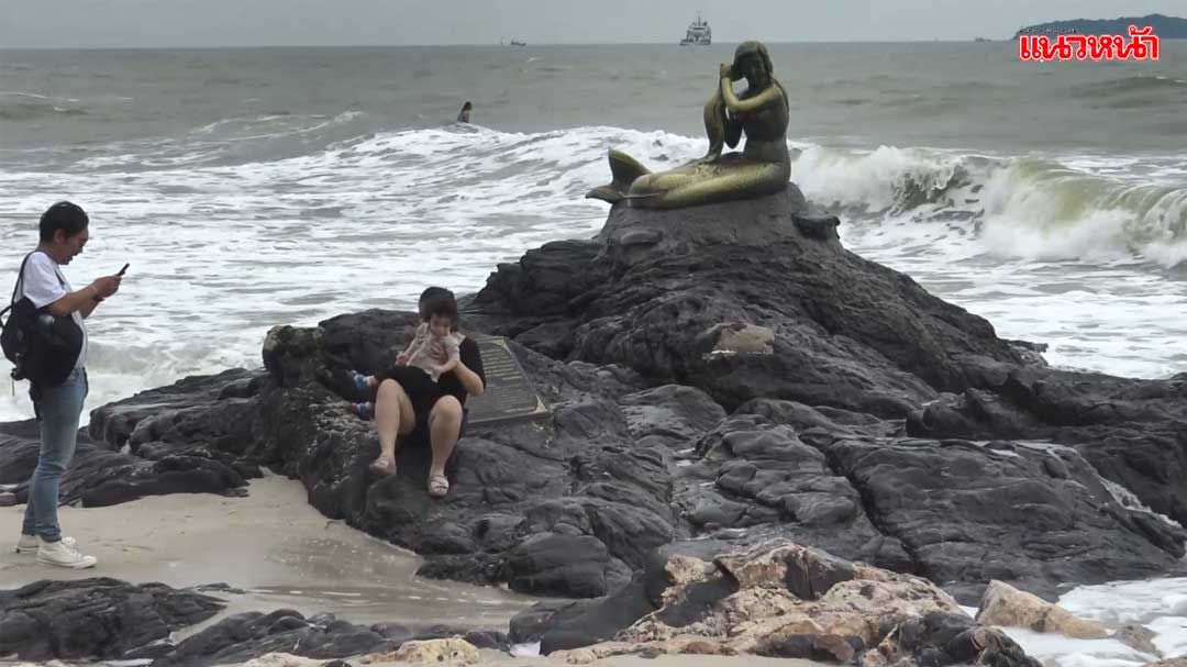 คลื่นลมแรงยังคงพัดถล่ม'นางเงือกทอง'ชายหาดสมิหลาอย่างต่อเนื่อง