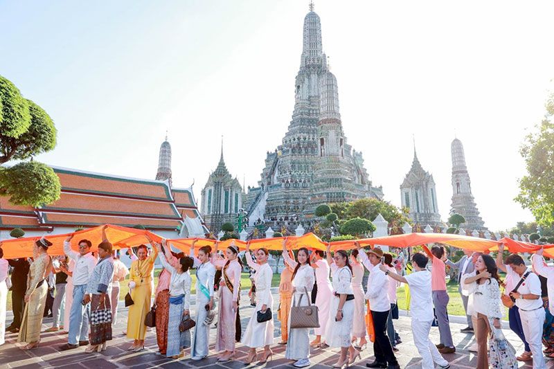 ‘คนบันเทิง’สายบุญ ร่วมงาน ‘ห่มผ้าพระปรางค์วัดอรุณฯ’