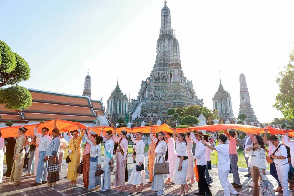 ‘คนบันเทิงสายบุญ’ร่วมงาน ‘ห่มผ้าพระปรางค์วัดอรุณฯ’