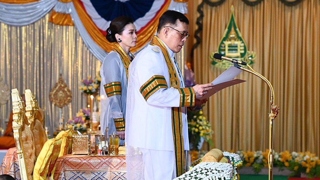 'ในหลวง-พระราชินี' พระราชทานปริญญาบัตร แก่ผู้สำเร็จการศึกษาจาก มสธ. เป็นวันแรก