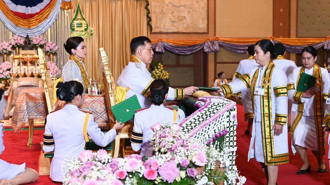 'ในหลวง-พระราชินี'เสด็จฯพระราชทานปริญญาบัตรแก่ผู้สำเร็จการศึกษา มสธ.เป็นวันที่ 2