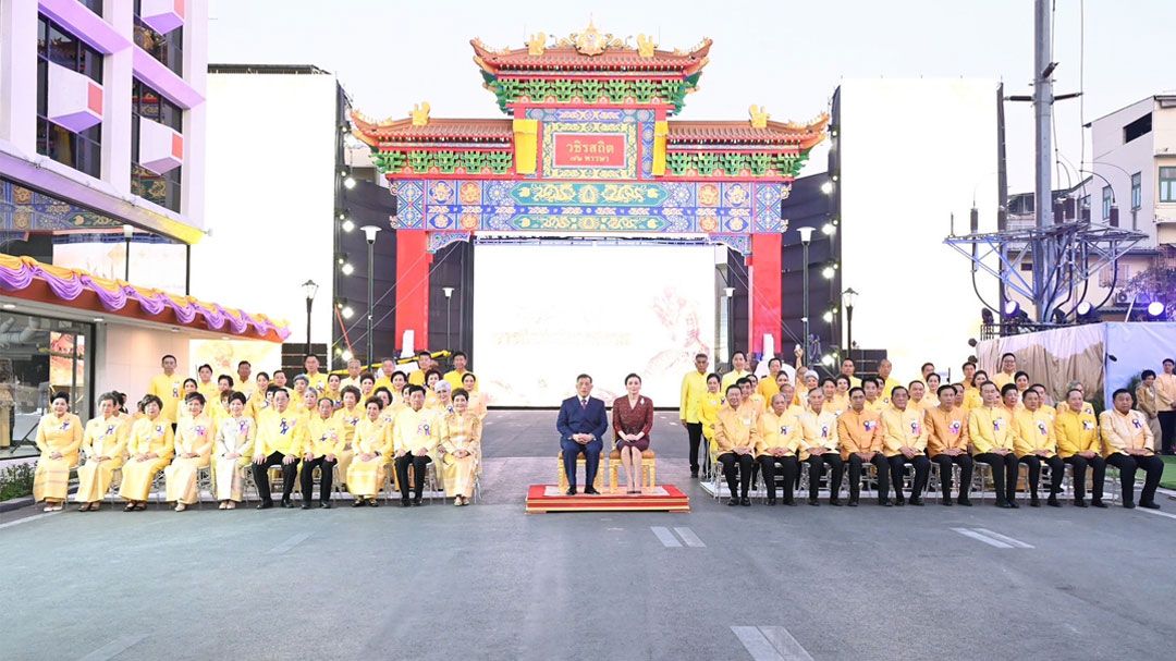 'ในหลวง-พระราชินี'ทรงเปิด2ซุ้มประตูเฉลิมพระเกียรติฯ ชาวไทยเชื้อสายจีนรวมพลังสามัคคีถวายความภักดี