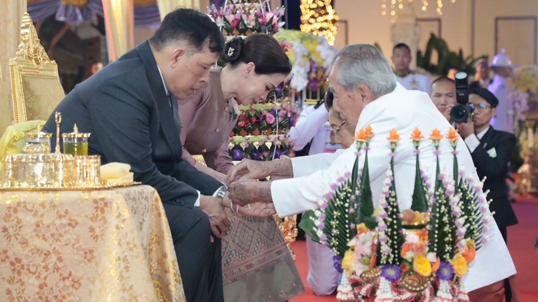 'ในหลวง-พระราชินี' เสด็จฯ พิธีบายศรีทูลพระขวัญ จ.เชียงใหม่