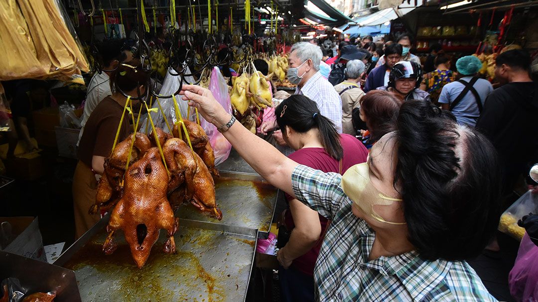 ตรุษจีนคึกคัก  แห่ซื้อของไหว้  กทม.เชิญชวน  ลดเผาแก้ฝุ่นพิษ