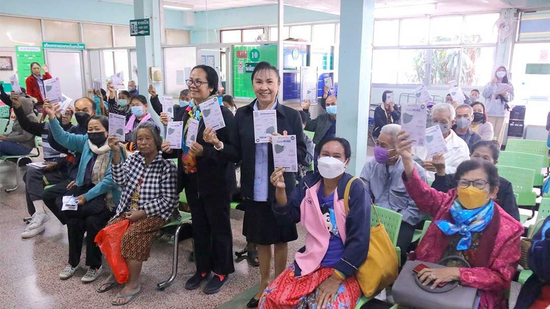 สาธารณสุขหนองบัวลำภู แจกแมสป้องกันฝุ่นละออง PM 2.5 ให้กลุ่มเปราะบาง-กลุ่มเสี่ยง