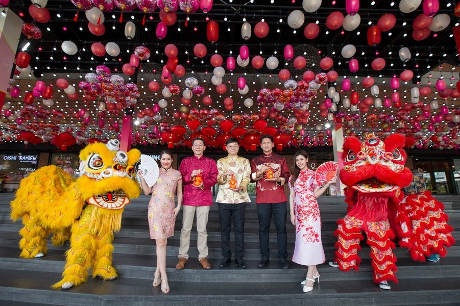 'เดอะ สตรีท รัชดา' เดินสายมอบส้มให้ผู้ประกอบการร้านค้าเช่า ส่งมอบความสุข ขอบคุณลูกค้าคนสำคัญ