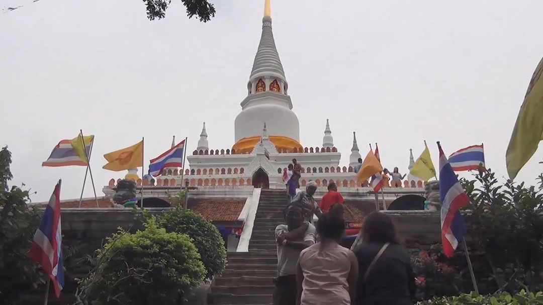 นทท.ไทย- มาเลฯ แห่กราบไหว้หลวงพ่อทวด วัดพะโคะ คึกคัก