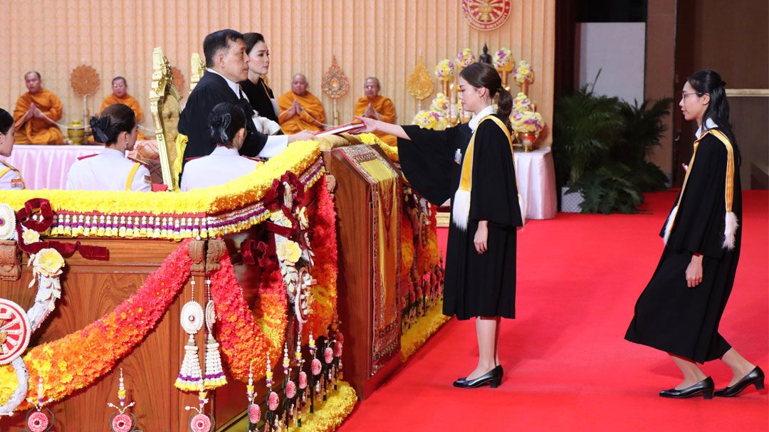 'ในหลวง-พระราชินี' พระราชทานปริญญาบัตรแก่ผู้สำเร็จการศึกษา ม.ธรรมศาสตร์ วันที่ 3