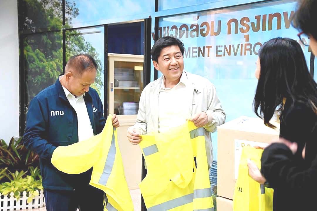 รับมอบเสื้อกั๊กสะท้อนแสง350ชุด  แปรรูปจากขวดPETให้พนง.กวาด