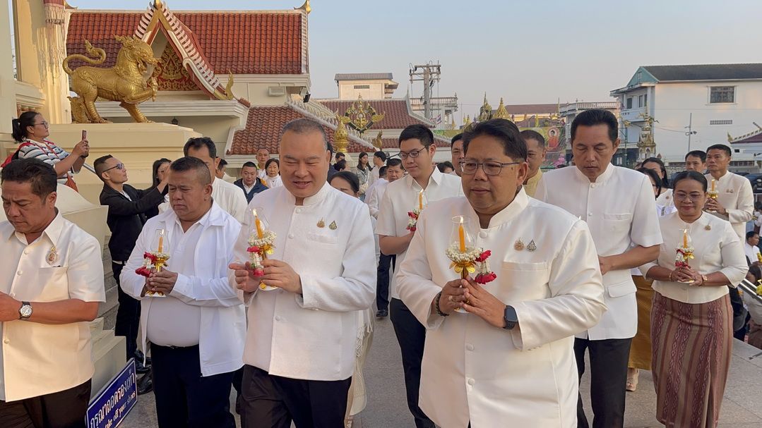 พ่อเมืองหนองคายนำชาวพุทธ ‘ทำบุญตักบาตร-เวียนเทียน’ เนื่องในวันมาฆบูชา