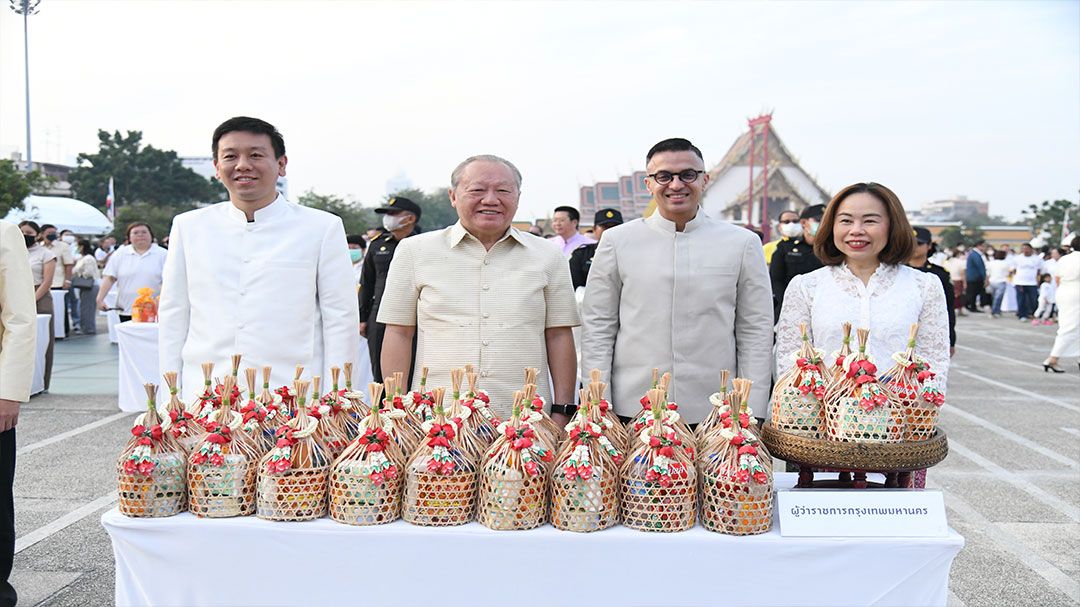 ผู้บริหารกทม.ร่วมทำบุญตักบาตรวันมาฆบูชา ณ ลานคนเมือง