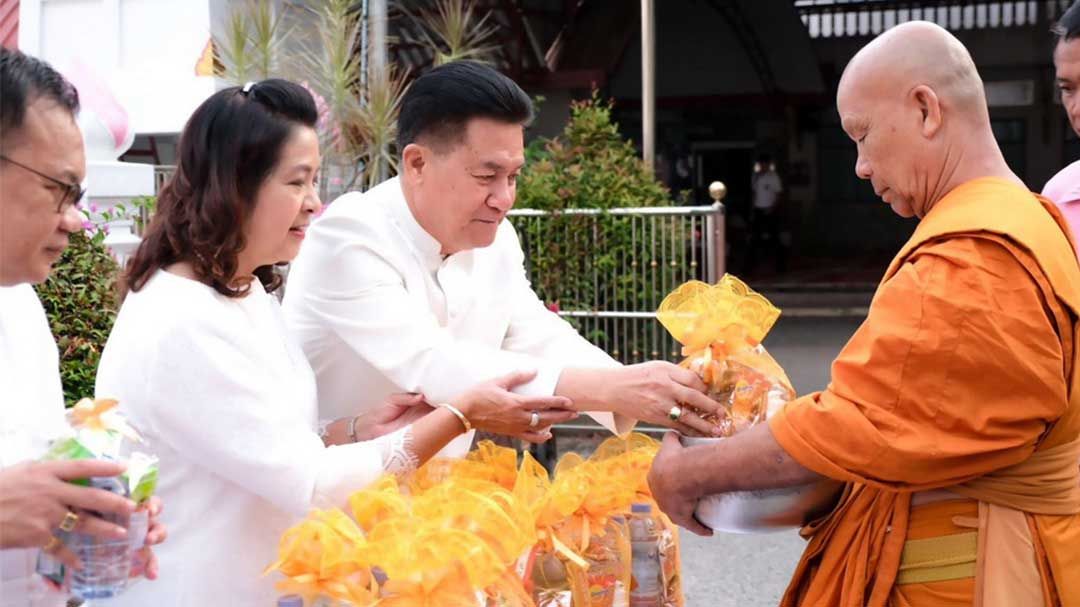 พุทธศาสนิกชนชาวเบตง ทำบุญตักบาตรเนื่อง'วันมาฆบูชา'ประจำปี2568