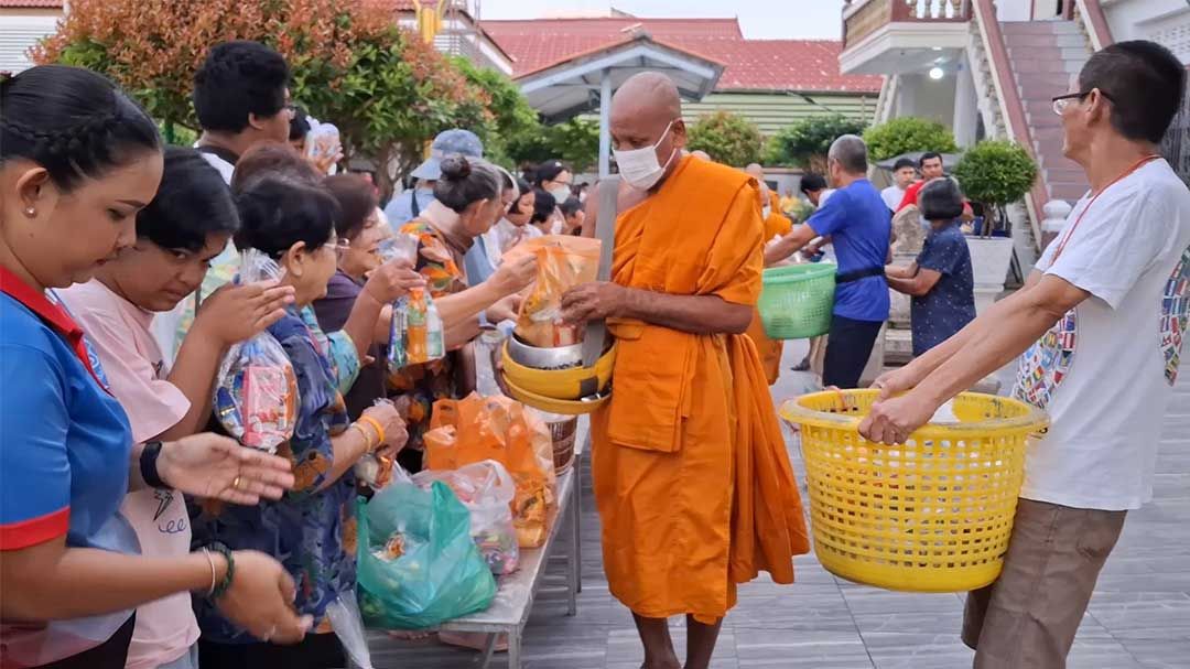 พุทธศาสนิกชนสงขลา‘ร่วมทำบุญตักบาตร-ถวายเป็นพุทธบูชา’ในวันมาฆบูชา