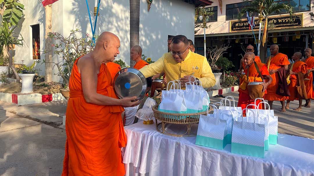 พุทธศาสนิกชนร้อยเอ็ด‘ร่วมทำบุญตักบาตร-ถวายเป็นพุทธบูชา’เนื่องในวันมาฆบูชา