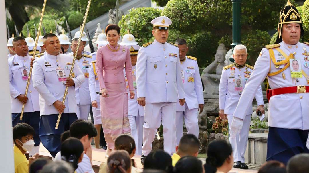 'ในหลวง-พระราชินี'เสด็จฯทรงบำเพ็ญพระราชกุศลมาฆบูชา 2568