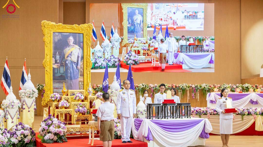 'ผู้ว่าฯปทุมธานี'อัญเชิญโล่พระราชทาน'กรมสมเด็จพระเทพฯ' โครงการตอบปัญหาธรรมะ'ทางก้าวหน้า' ครั้งที่ 42