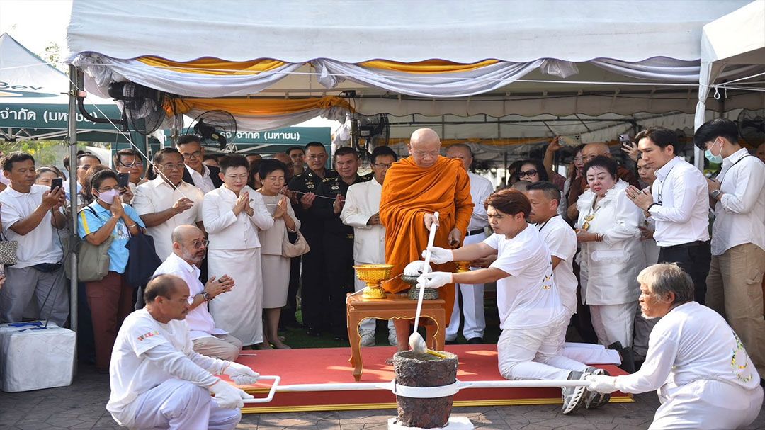 กทม. - กรมศิลป์ จัดพิธีเททองหล่อพระแม่ธรณีบีบมวยผมจำลองให้คนกราบไหว้สะดวก