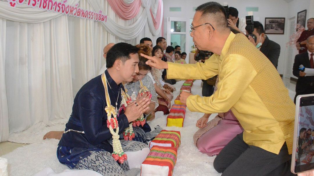 'คู่รักไทย-เทศ LGBTQ'แห่ขันหมากจดทะเบียนสมรสหมู่ยิ่งใหญ่ใต้ต้นตาล จวนผู้ว่าเมืองโคราช