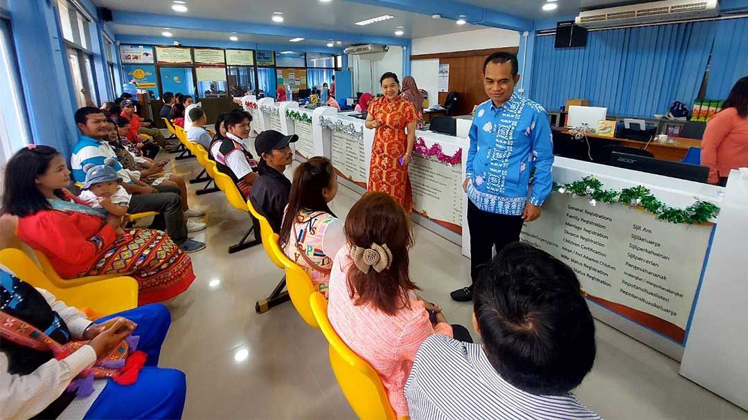 คู่รักจูงมือจดทะเบียนสมรส 'เบตงรักที่สุด-ใต้สุดสยาม' เนื่องในวันวาเลนไทน์