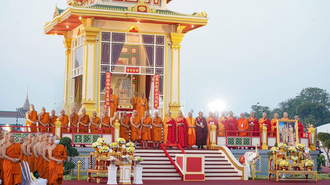 บรรยากาศขบวนเกียรติยศอัญเชิญพระบรมสารีริกธาตุ (พระเขี้ยวแก้ว) ออกจากมณฑปประดิษฐาน กลับสู่จีน