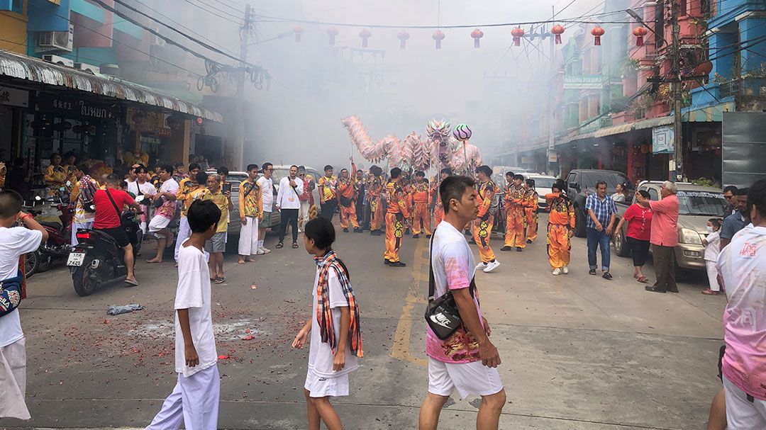 ม้าทรง ไทย-มาเลย์ ร่วมแห่พระสมโภชวัดกวนอิมเบตงคึกคัก