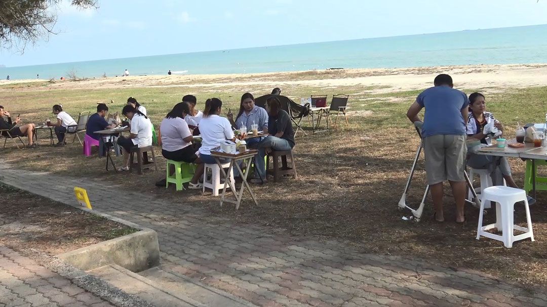 บรรยากาศหาดชลาทัศน์ช่วงวันหยุดสุดสัปดาห์ คึกคัก