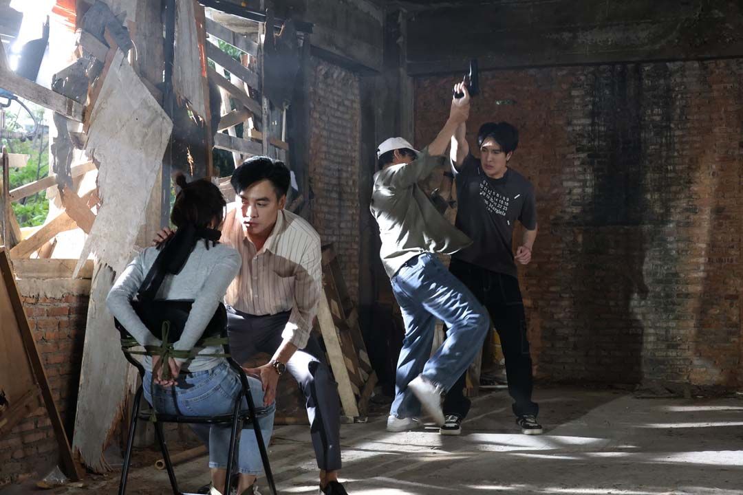 ‘เด่นคุณ-โกสินทร์’บุกเข้าช่วย‘ยิหวา’  หลังถูก‘สิงโต’จับเป็นตัวประกัน