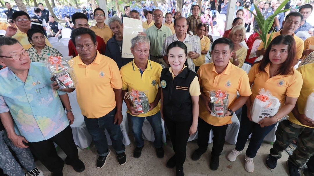 'นฤมล-อิทธิ'ลงพื้นที่ อ.สทิงพระ จ.สงขลา เล็งขยายพื้นที่ปลูกมะพร้าวน้ำหอมกว่า 2 พันไร่ในปีนี้