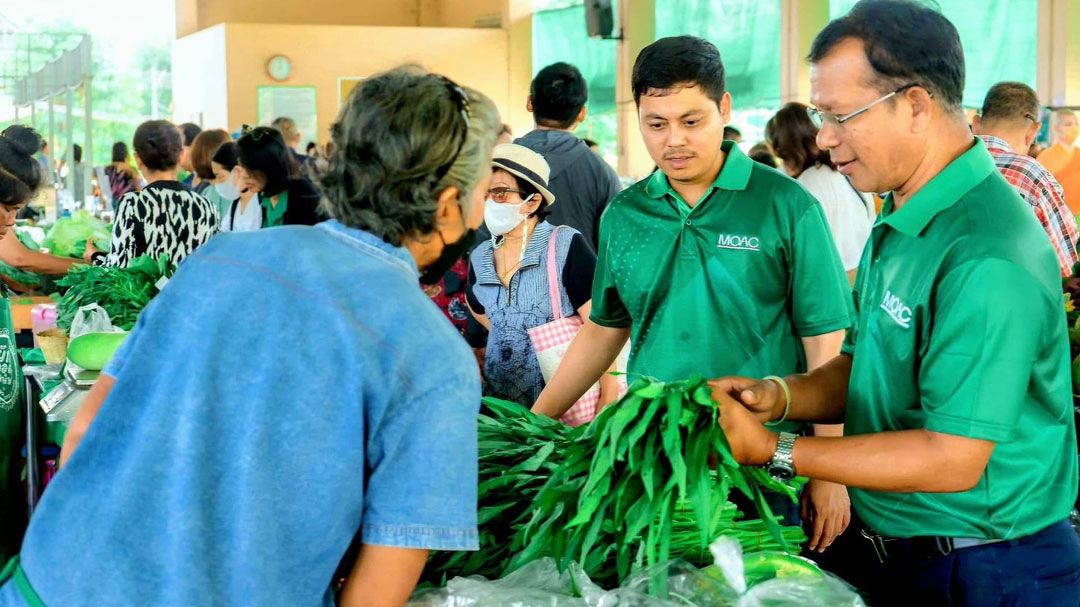 เกษตรจังหวัดกาญจน์ส่ง จนท.สุ่มตรวจผัก ผลไม้ สร้างความมั่นใจให้ผู้บริโภค