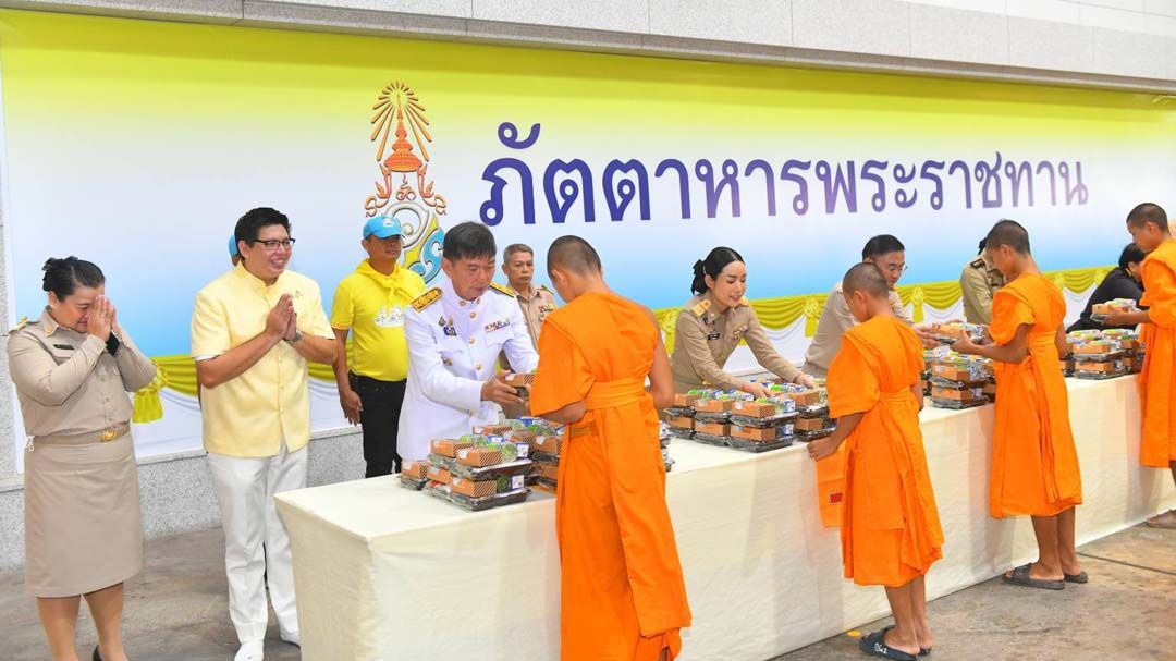 ในหลวงพระราชทานภัตตาหารพระราชทานแด่พระภิกษุสามเณร‘สอบบาลีสนามหลวง’