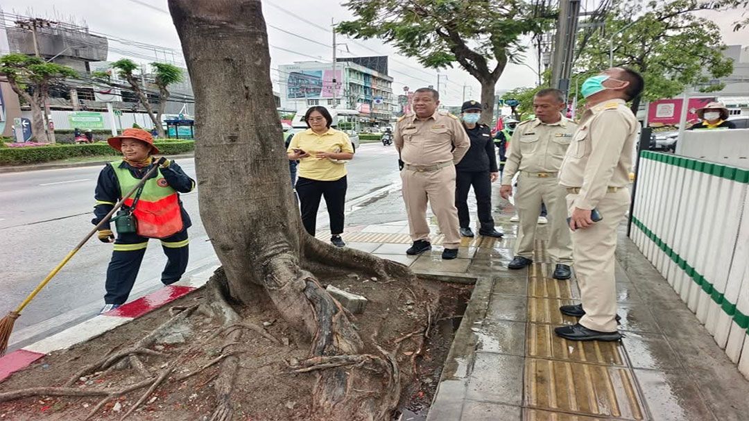 เขตลาดกระบังลุยเก็บเรียบสิ่งของ-ป้ายโฆษณารุกล้ำทางเท้าย่านกิ่งแก้ว