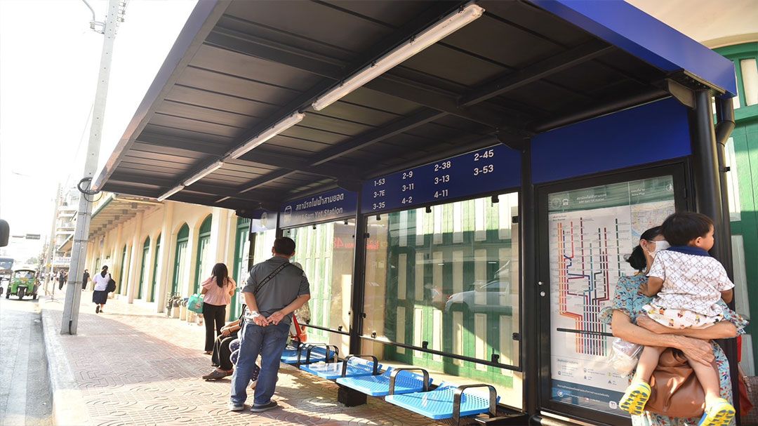 กทม.สั่งเพิ่มเก้าอี้ป้ายรถเมล์ใหม่ พร้อมจัด Shuttle bus ส่งคนขึ้นรถไฟฟ้า5เส้นทาง