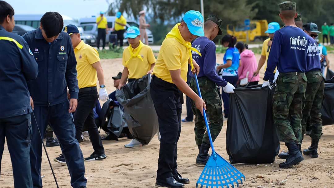 ทัพเรือภาคที่1 เดินหน้า‘เก็บขยะชายหาด’สร้างสิ่งแวดล้อมยั่งยืนก่อนวันทะเลโลก