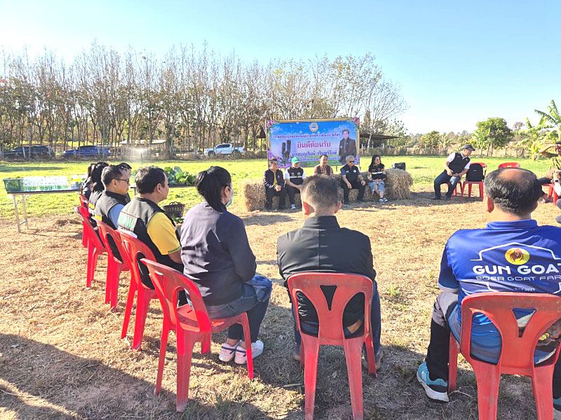 ที่ปรึกษาฯพบผู้ปลูกหญ้าบ้านพังคอง