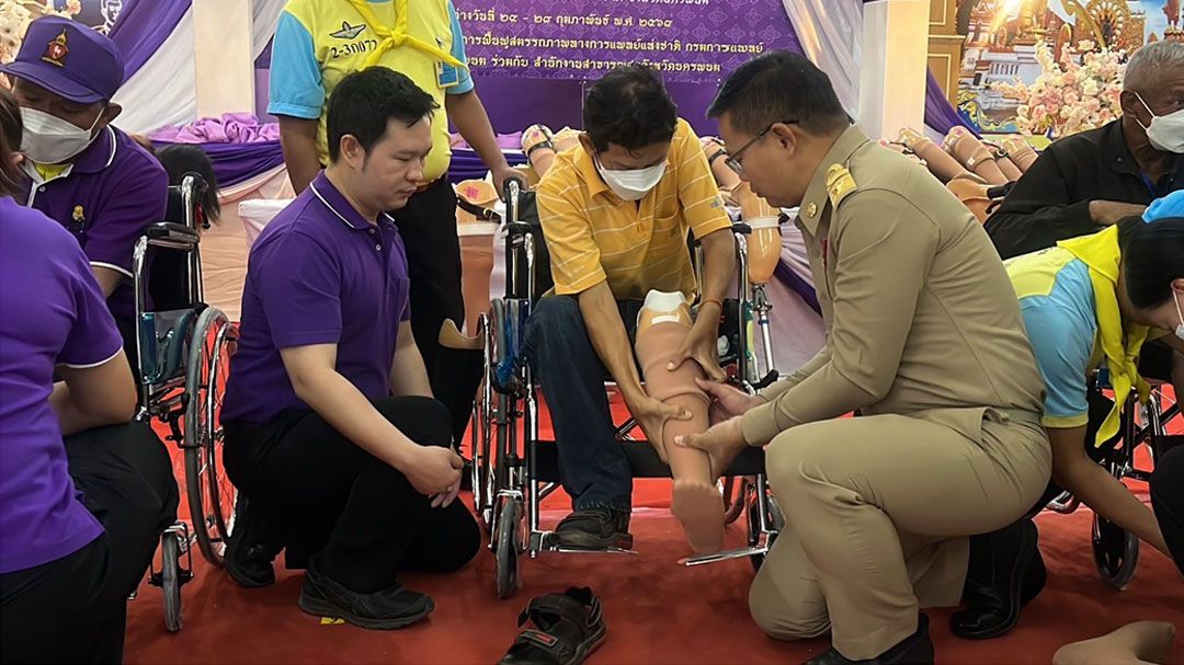 ลุงวัย 59 ปีสุดปลื้มได้รับขาเทียมครั้งแรกจากโครงการเฉลิมพระเกียรติกรมสมเด็จพระเทพฯ