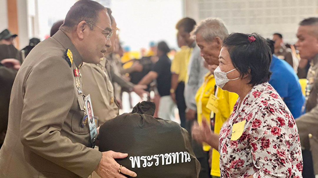 'ในหลวง'โปรดเกล้าฯให้องคมนตรีเชิญถุงพระราชทาน มอบราษฎรประสบวาตภัยลพบุรี