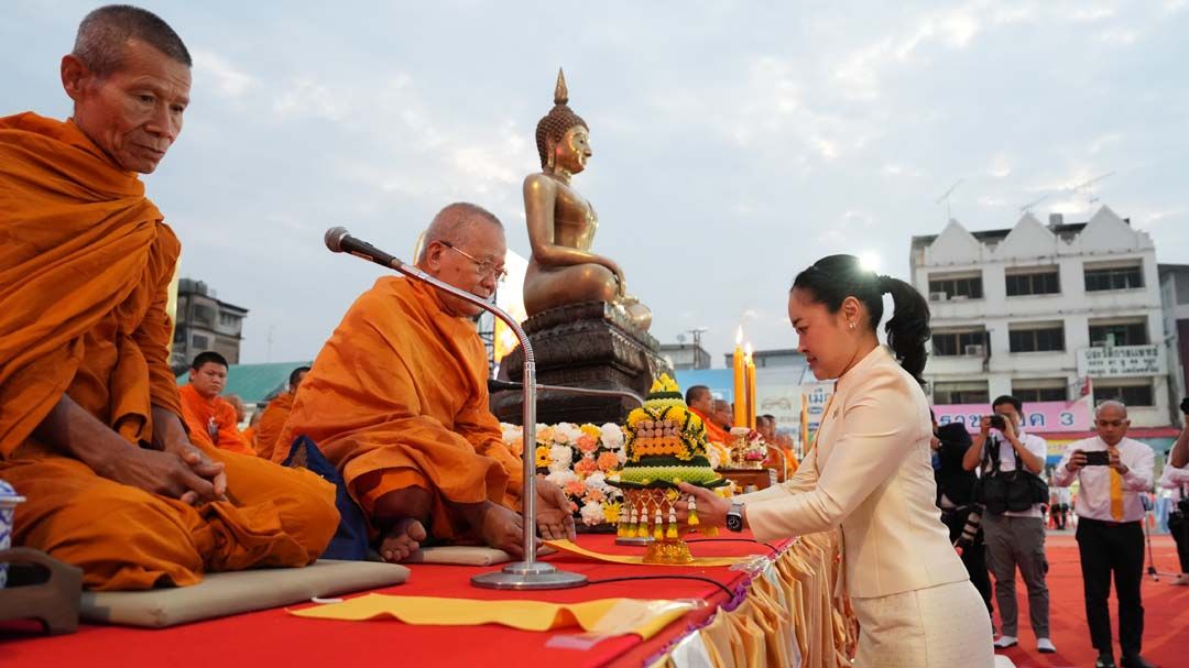 ‘ชาวโคราช’สวมชุดขาวตักบาตรพระหมื่นรูป ทำบุญเมือง 557 ปี