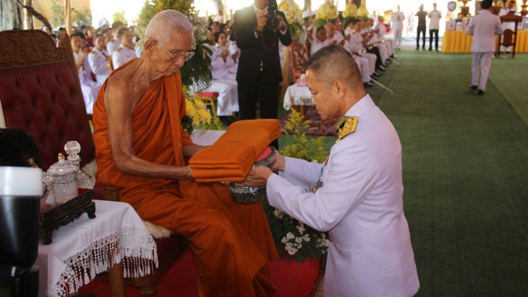 โปรดเกล้าฯ น้ำสรงผ้าไตร เครื่องไทยธรรมพระราชทานถวายแด่ 'พระพรหมวชิรโสภณ' ที่ปรึกษาเจ้าคณะภาค 10