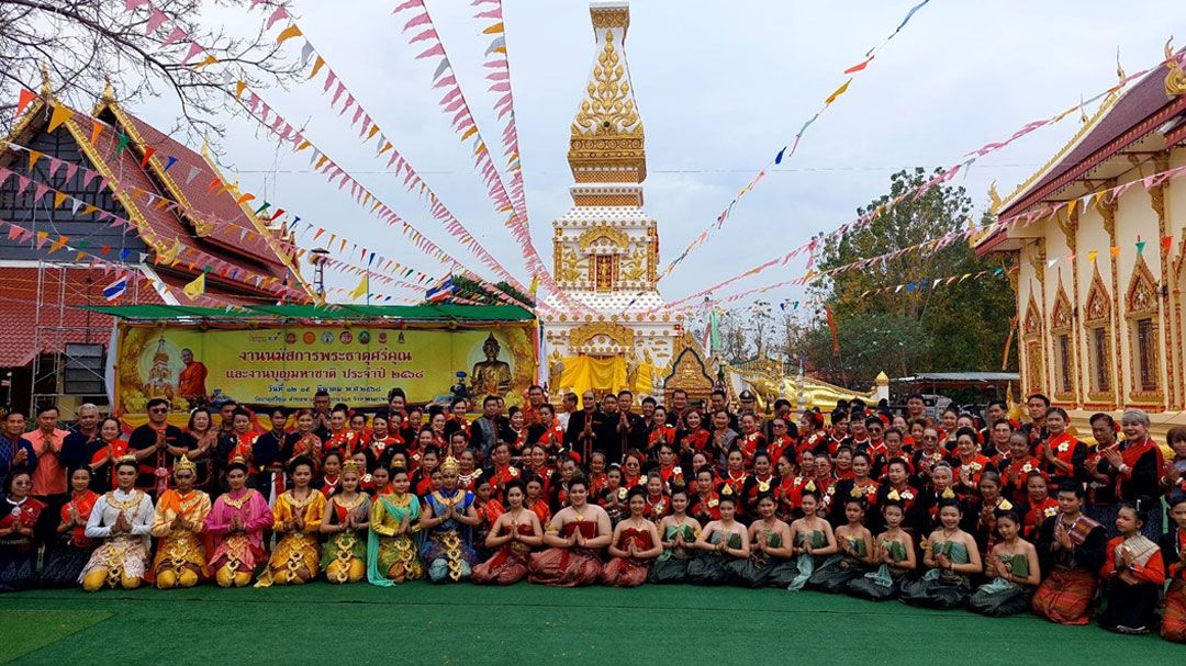 ชาวภูไทกว่า 1 พันชีวิตรำบวงสรวงงาน 'นมัสการพระธาตุศรีคุณ' บรรจุอัฐิธาตุ 3 อรหันต์